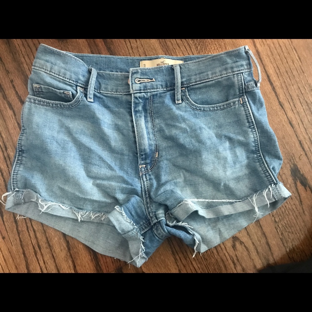 High rise blue Hollister jean shorts!